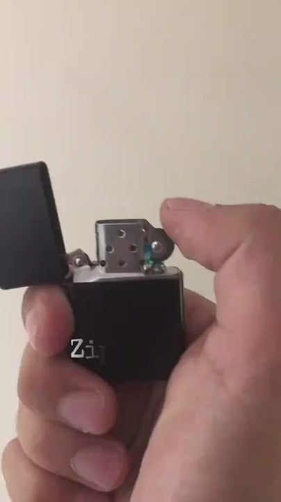 Zippo Classic Lighter – Windproof Flip-Top